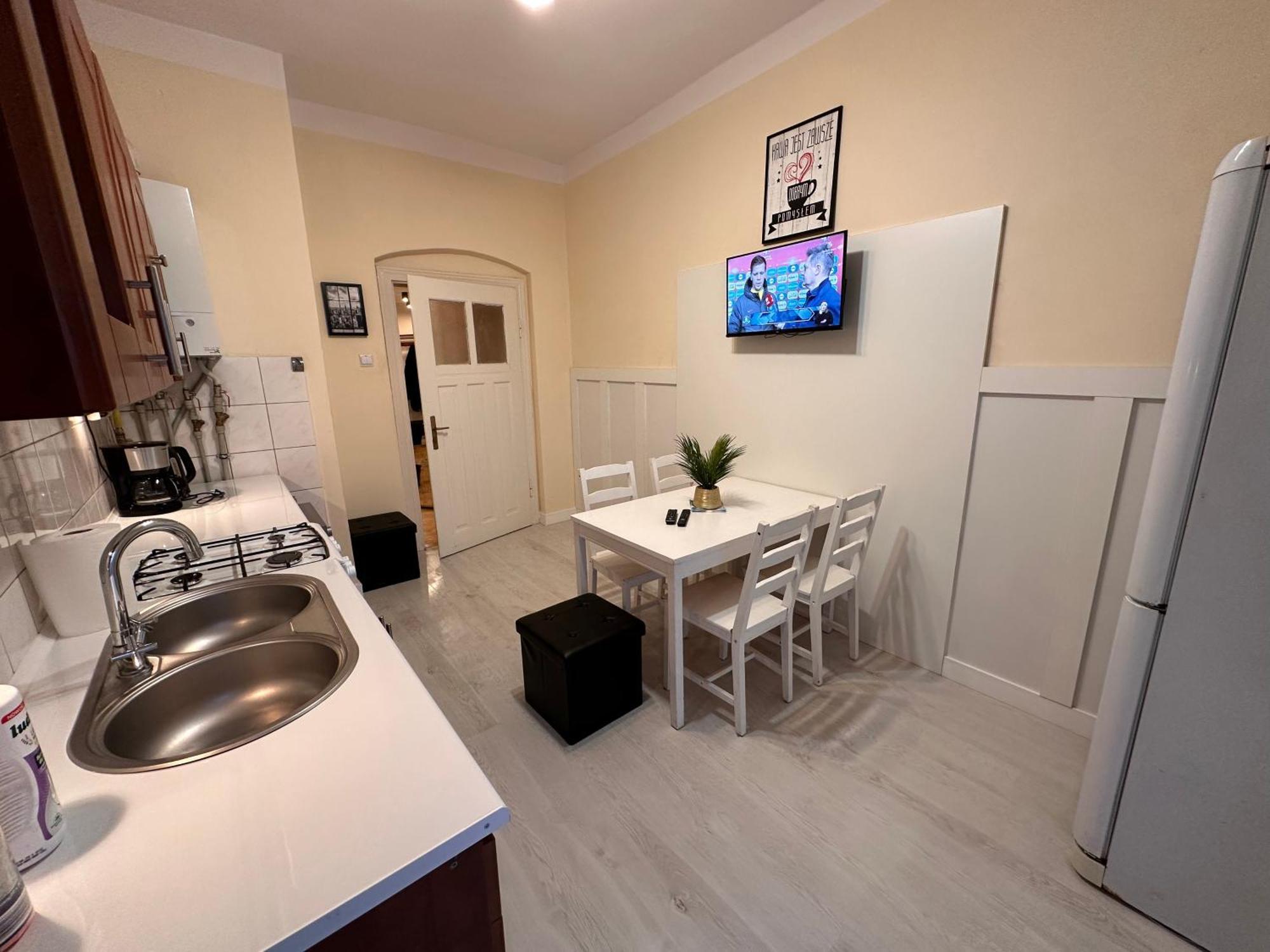 Apartamenty Ktw Central Station คาโตวีตเซ ภายนอก รูปภาพ